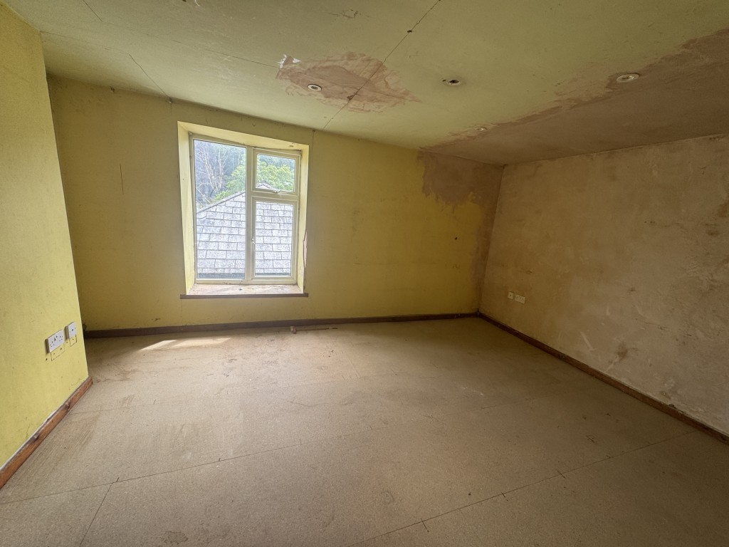 Lot: 18 - FOUR STOREY MIXED USE PROPERTY WITH POTENTIAL IN POPULAR TOWN CENTRE LOCATION - Second floor room two